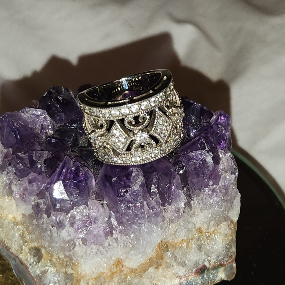 Women's 925 Vintage Cubic Zirconia Cut out Ring. Band at the back is 1mm wide.